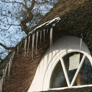 Eiszapfen am Fenster
